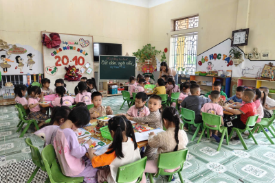 Hoạt động tạo hình “Cắt dán ngôi nhà” của lớp 5-6 tuổi A4