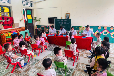 TRƯỜNG MẦM NON MỸ THẮNG PHỐI HỢP VỚI TRẠM Y TẾ PHƯỜNG TỔ CHỨC KHÁM SỨC KHỎE ĐỊNH KỲ ĐẦU NĂM HỌC CHO TRẺ